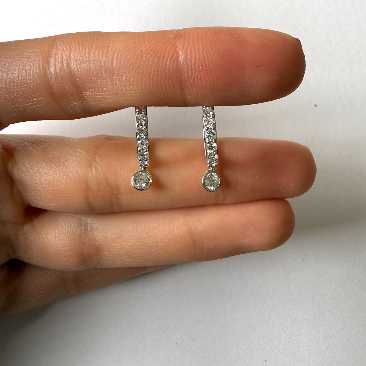 Huggies de plata con diamante colgante de laboratorio 0.60ctw