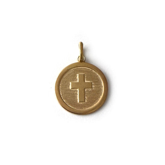 Medalla Cruz relieve grande en plata con baño de oro amarillo