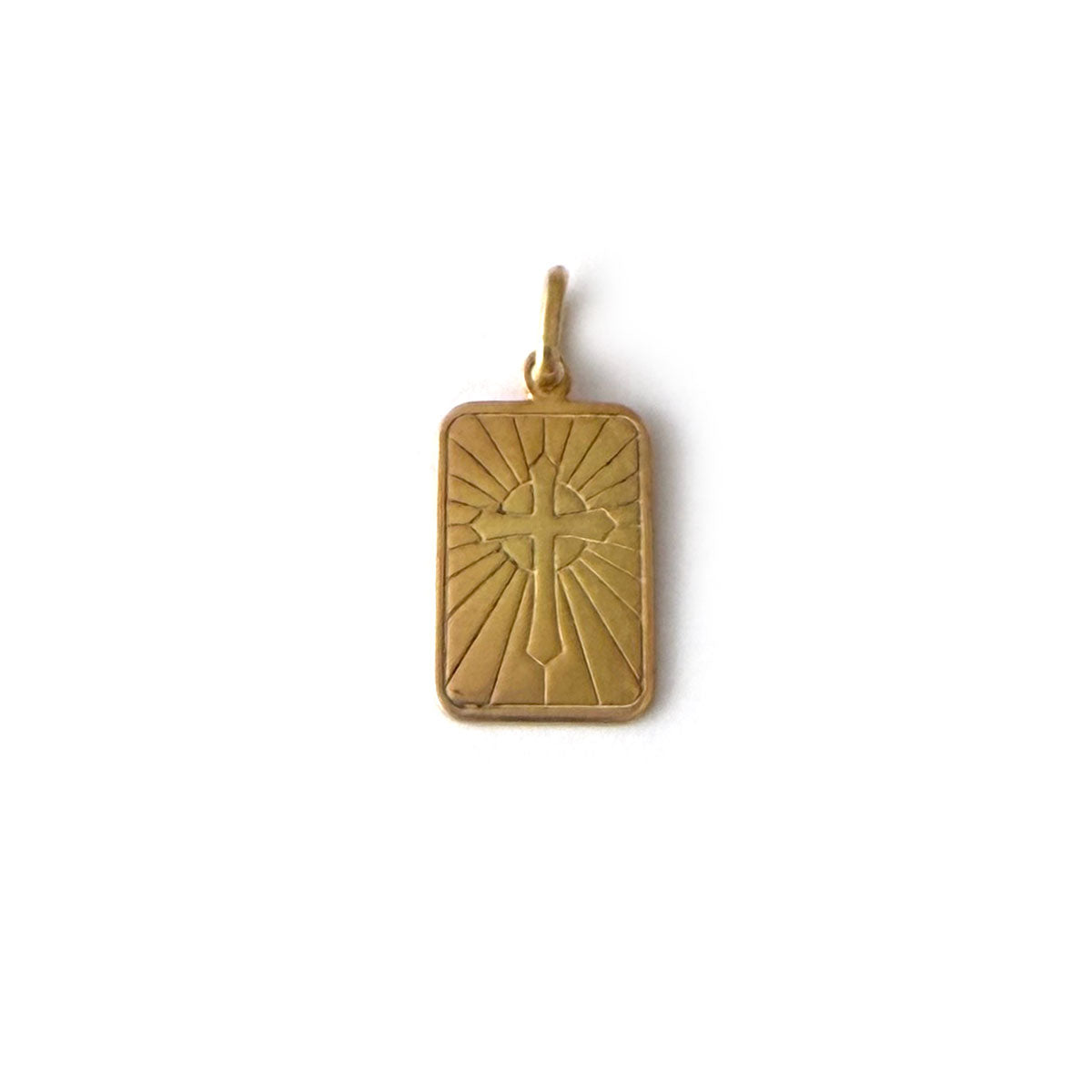 Medalla rectangular con cruz grabada en plata con baño de oro amarillo