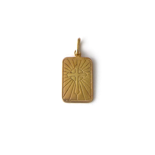 Medalla rectangular con cruz grabada en plata con baño de oro amarillo