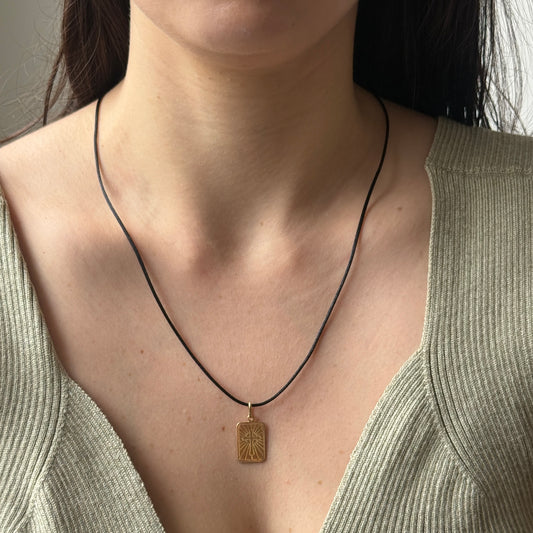 Medalla rectangular con cruz grabada en plata con baño de oro amarillo