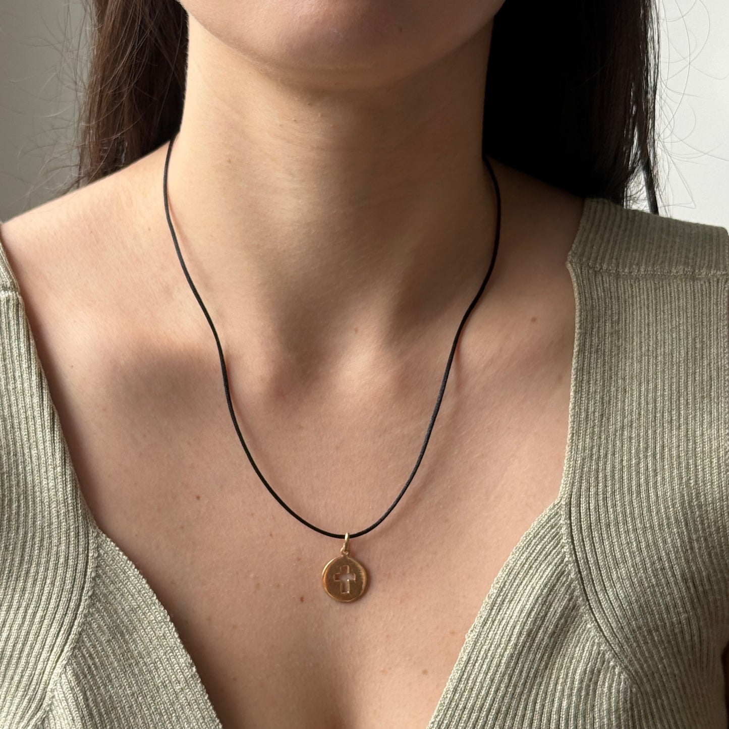 Medalla cruz calada en plata con baño de oro amarillo