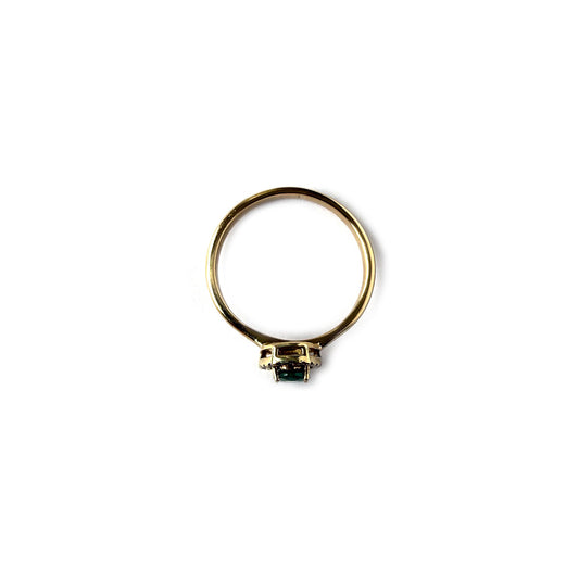 Anillo en oro amarillo 10k con esmeralda ovalada y halo de diamantes 0.08ctw