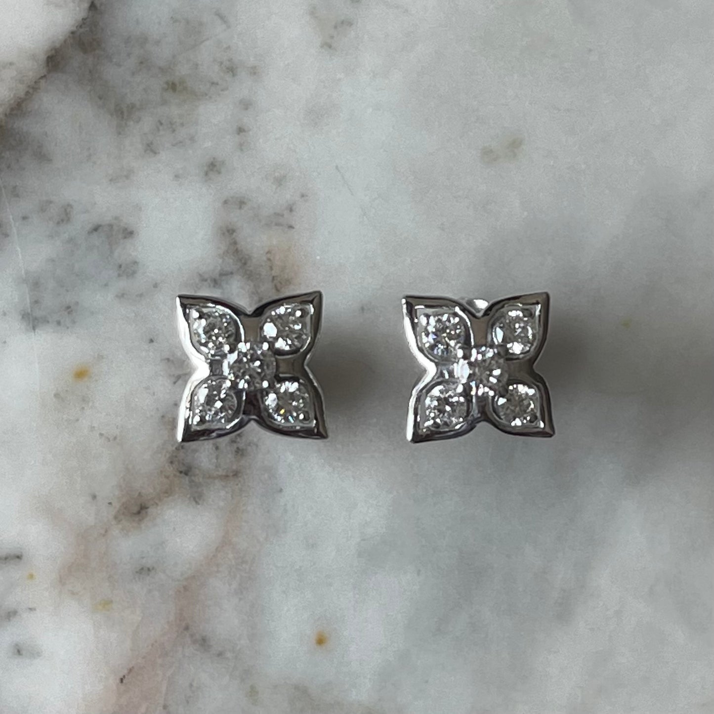 Aretes en forma de flor de plata con diamantes de laboratorio 0.50ctw