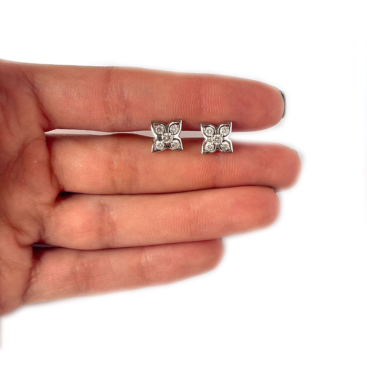 Aretes en forma de flor de plata con diamantes de laboratorio 0.50ctw