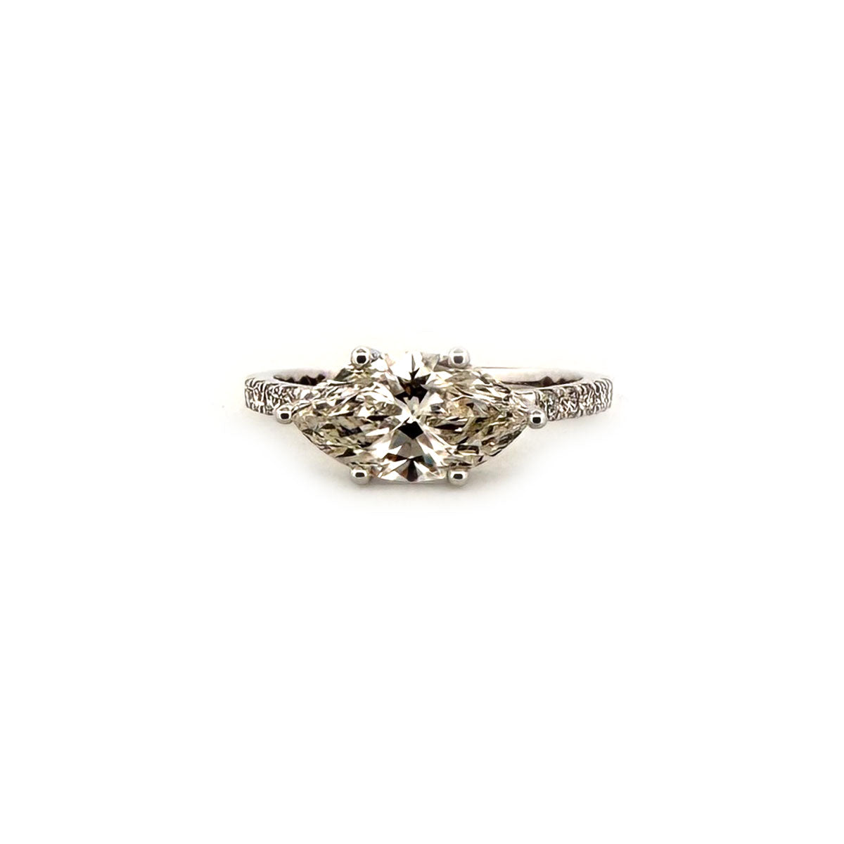 Anillo oro blanco 14K con diamante corte marquesa central y redondos en el aro 2.30ctw laboratorio