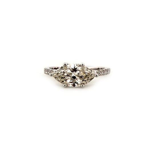 Anillo oro blanco 14K con diamante corte marquesa central y redondos en el aro 2.30ctw laboratorio