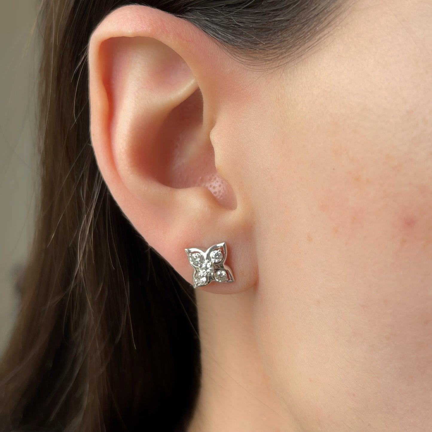 Aretes en forma de flor de plata con diamantes de laboratorio 0.50ctw