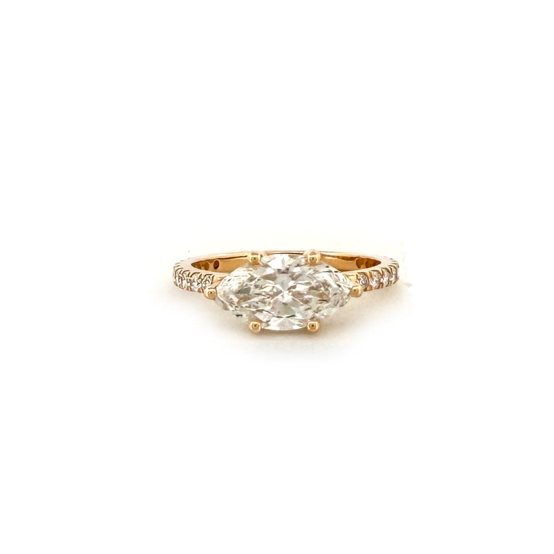 Anillo oro amarillo 14K con diamante corte marquesa central y redondos en el aro 2.30ctw laboratorio