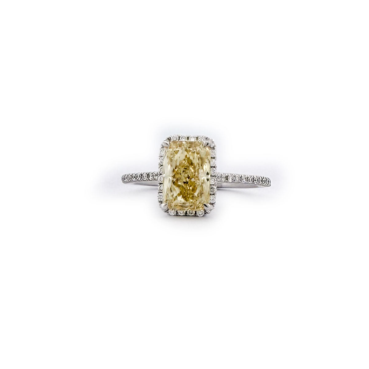 Anillo en oro blanco 14K con diamante amarillo corte radiante de laboratorio 1.97ct y diamantes blancos de laboratorio 2.25ctw