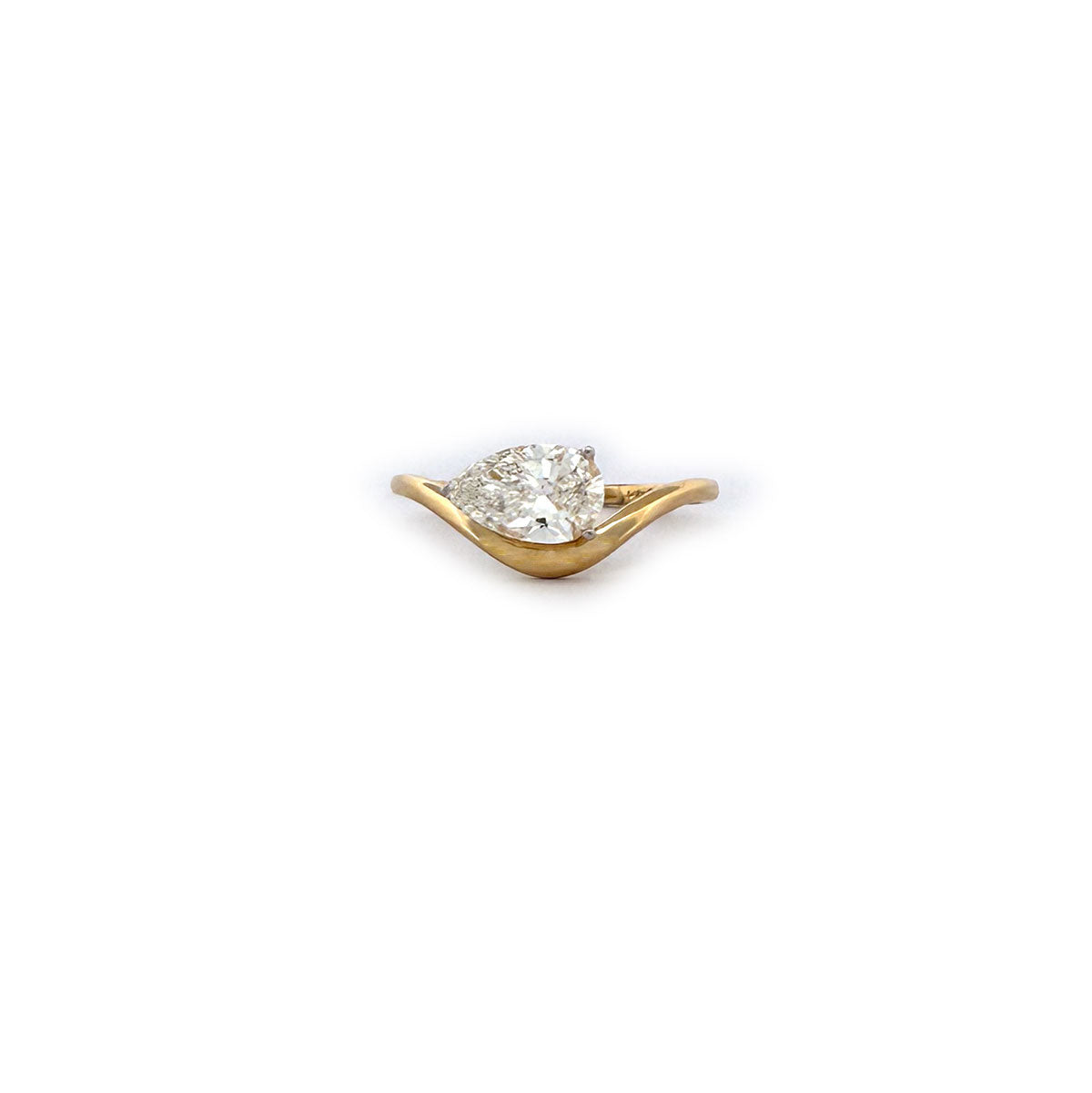 Anillo en oro amarillo 14K de curva con diamante corte pera de laboratorio 1ct