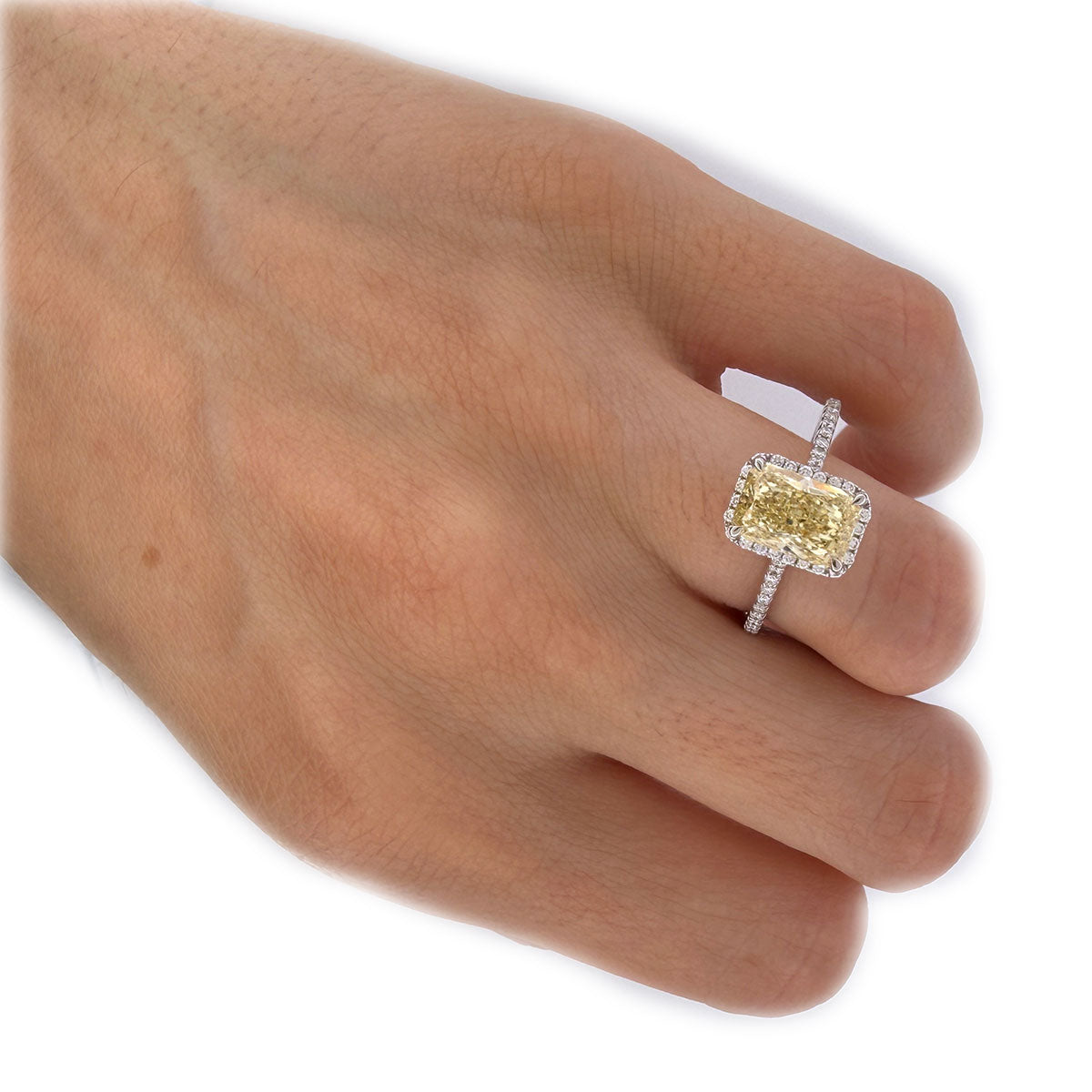 Anillo en oro blanco 14K con diamante amarillo corte radiante de laboratorio 1.97ct y diamantes blancos de laboratorio 2.25ctw