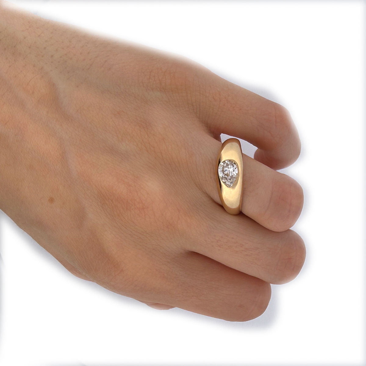 Anillo en oro amarillo 14K grueso con diamante corte pera de laboratorio 0.75ct incrustado