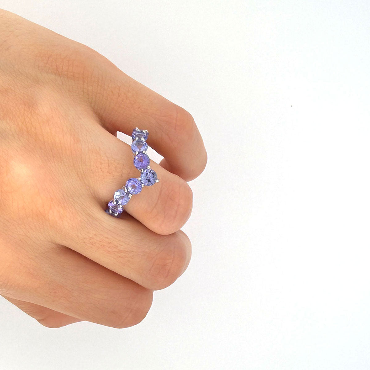 Anillo en plata en forma de V con tanzanitas 2.5ctw