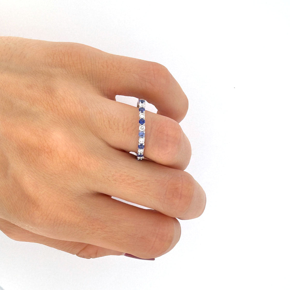Anillo medio cintillo en plata con diamantes de laboratorio 0.25ctw y zafiros de Laboratorio 0.32ctw