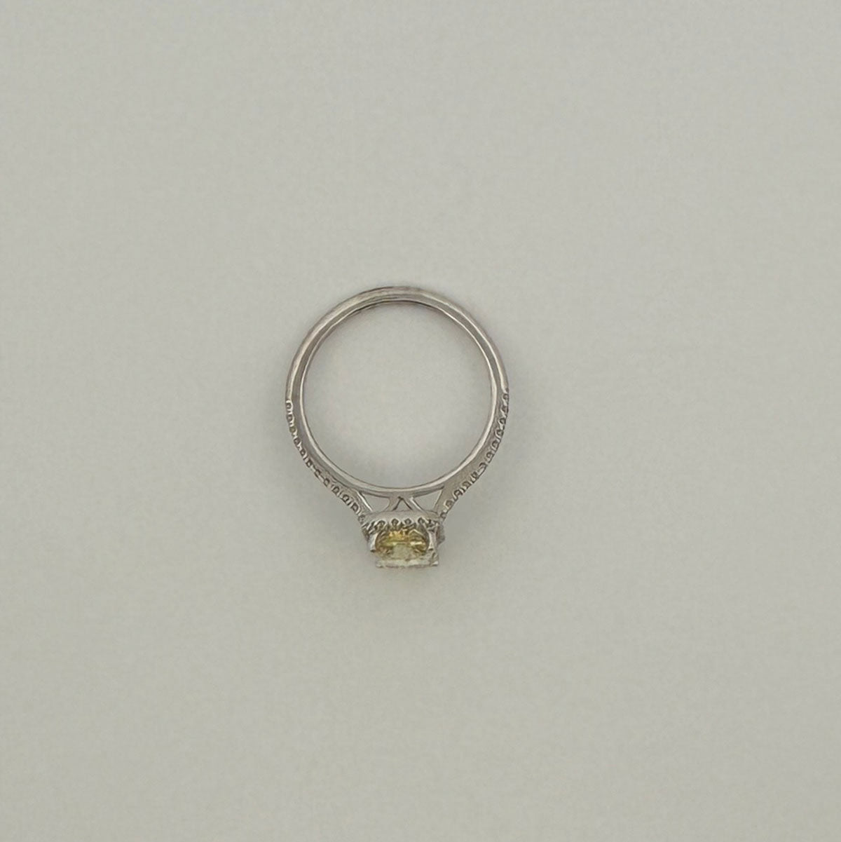 Anillo en oro blanco 14K con diamante amarillo corte radiante de laboratorio 1.97ct y diamantes blancos de laboratorio 2.25ctw