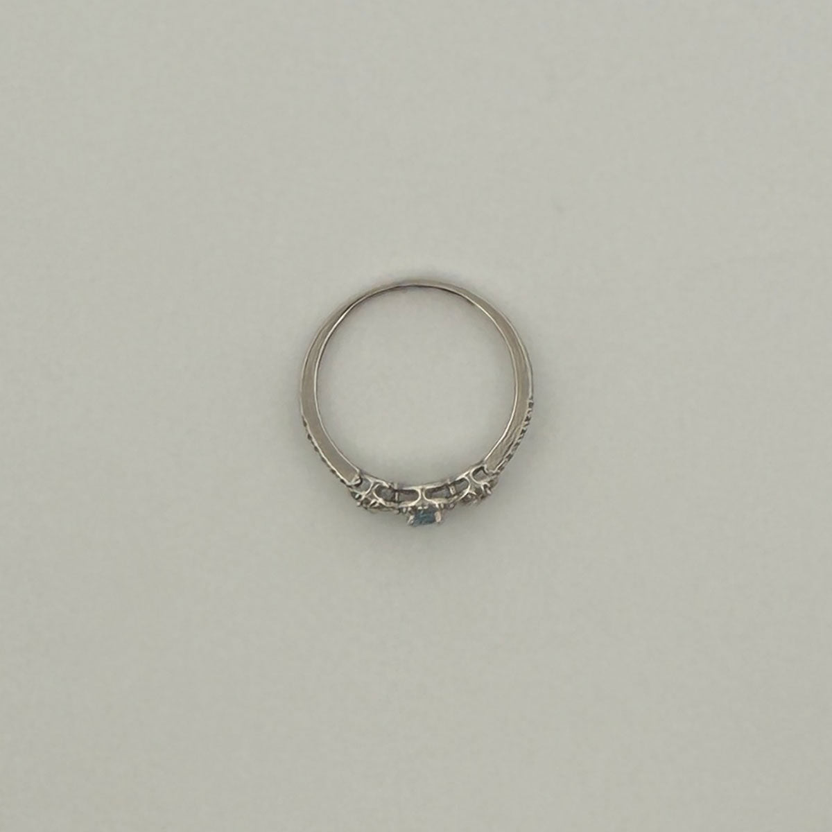 Anillo en oro blanco 14K con aquamarina redonda 0.11ct y diamantes 0.16ctw