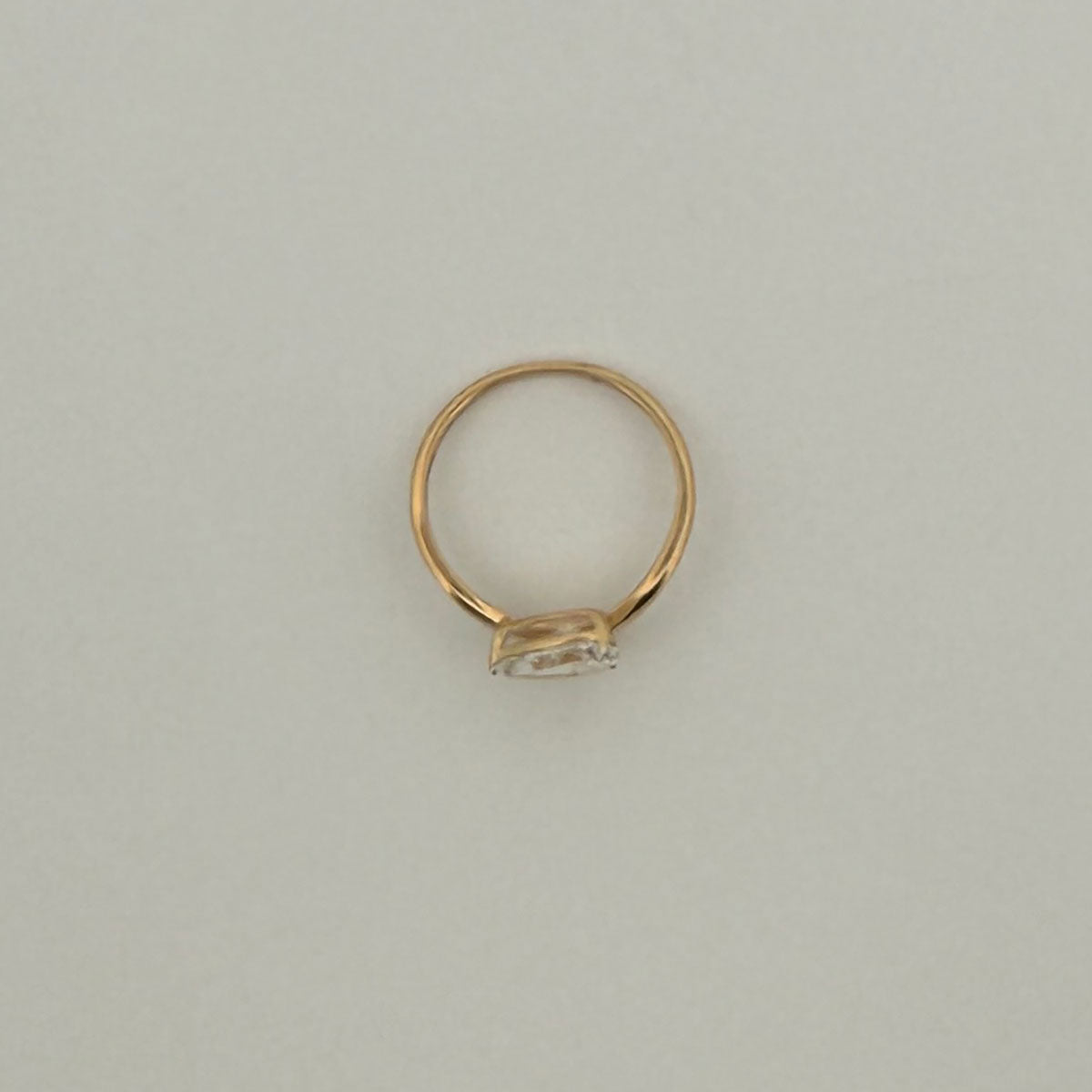 Anillo en oro amarillo 14K de curva con diamante corte pera de laboratorio 1ct