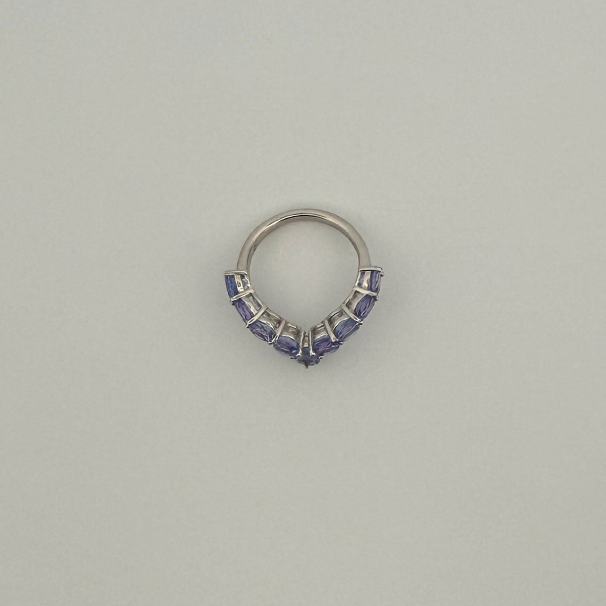 Anillo en plata en forma de V con tanzanitas 2.5ctw