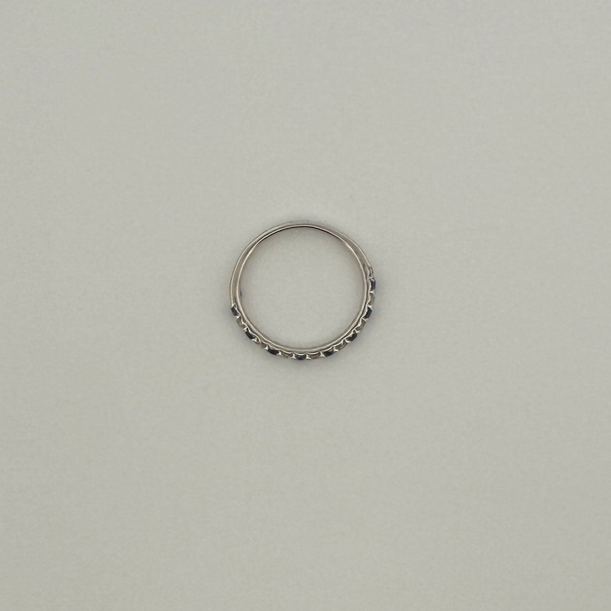 Anillo medio cintillo en plata con diamantes de laboratorio 0.25ctw y zafiros de Laboratorio 0.32ctw