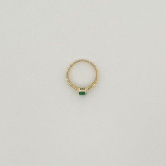 Anillo en oro amarillo 10K con esmeralda rectangular y diamantes 0.15ctw