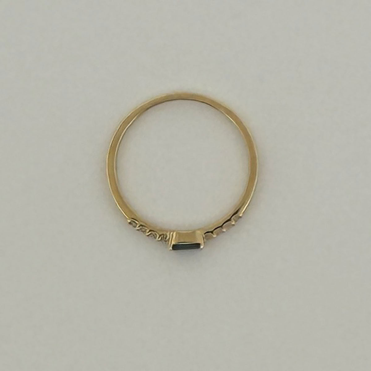 Anillo en oro amarillo 10K con zafiro rectangular y diamantes 0.10ctw