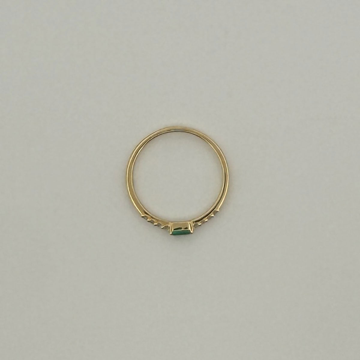 Anillo en oro amarillo 10K con esmeralda rectangular y diamantes 0.10ctw