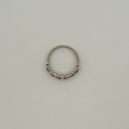 Anillo medio cintillo en oro blanco 10K con rubíes y diamantes en x