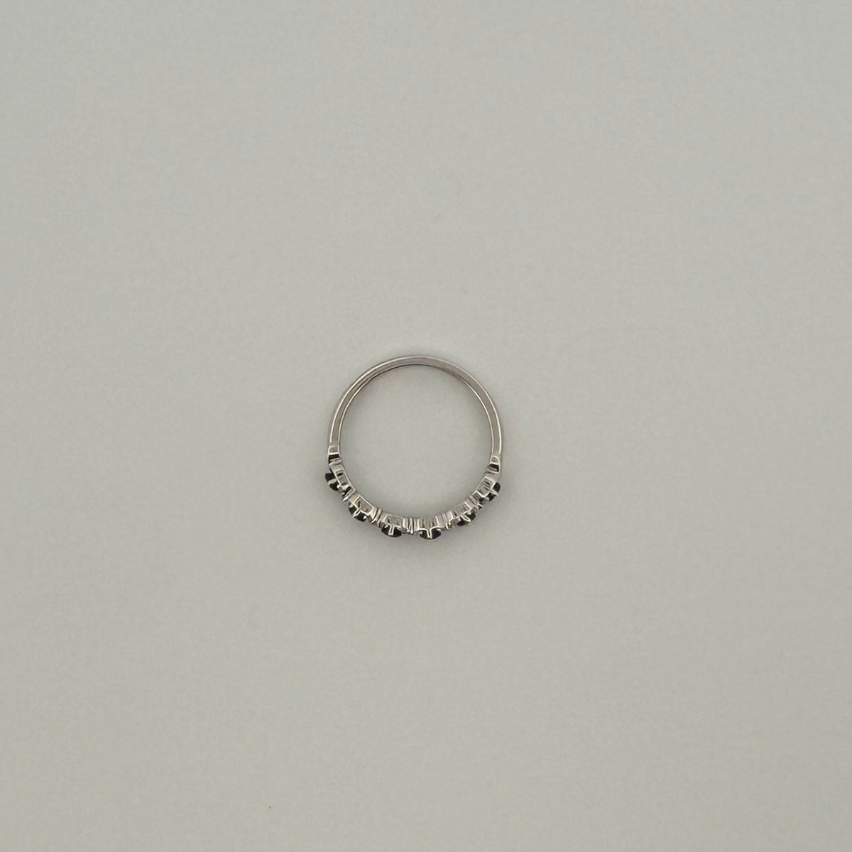 Anillo medio cintillo en oro blanco 10K con zafiros y diamantes en x