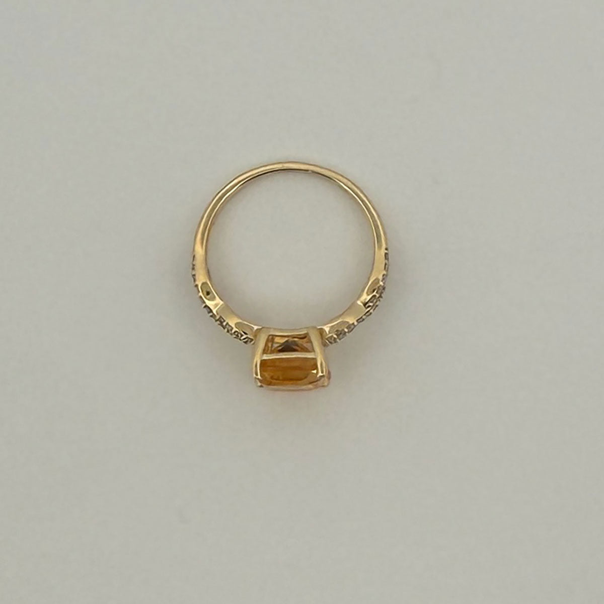 Anillo en oro amarillo 10K con citrino y diamantes 0.20ctw