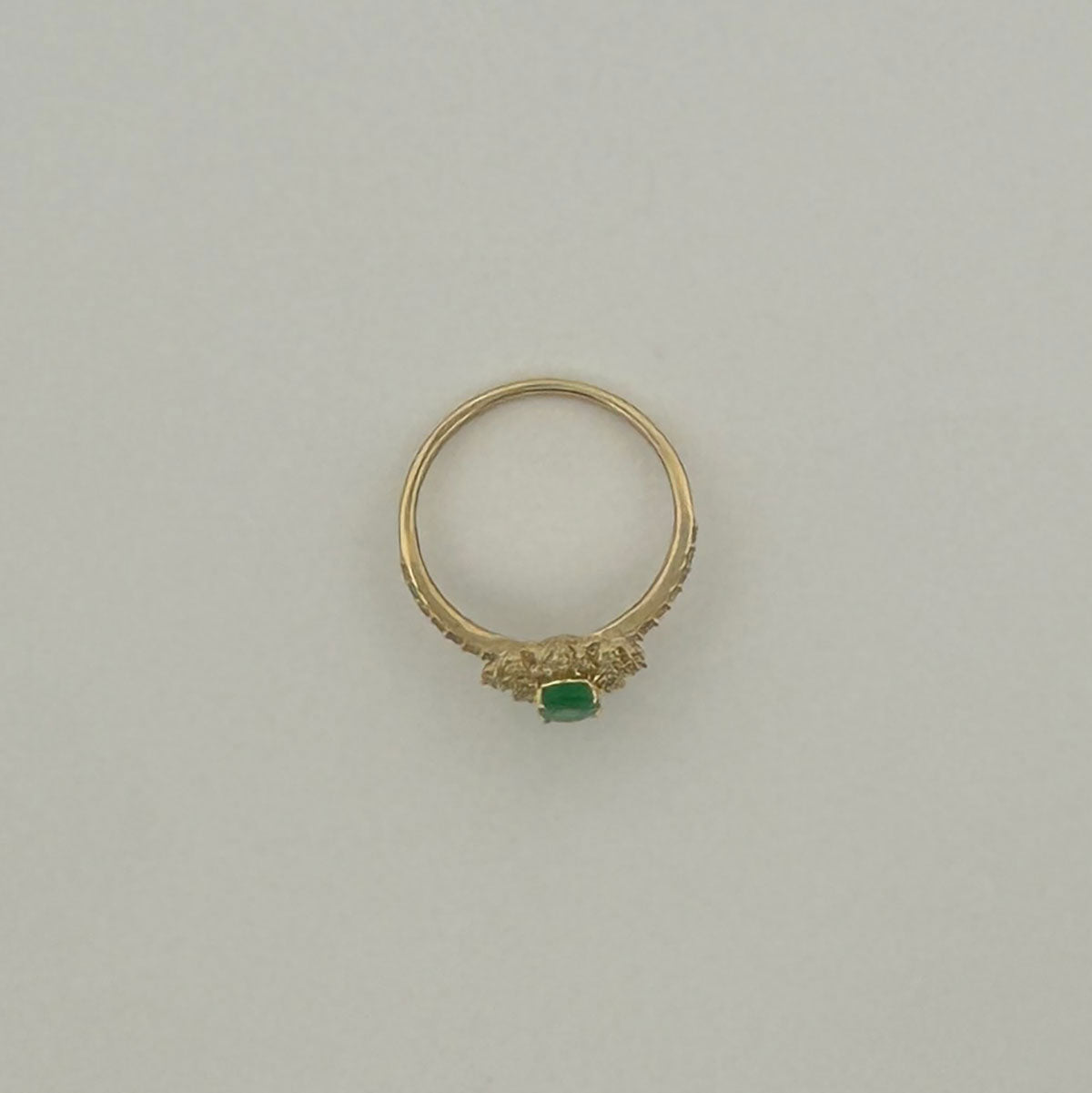Anillo en oro amarillo 10K con esmeralda ovalada y diamantes 0.40ctw