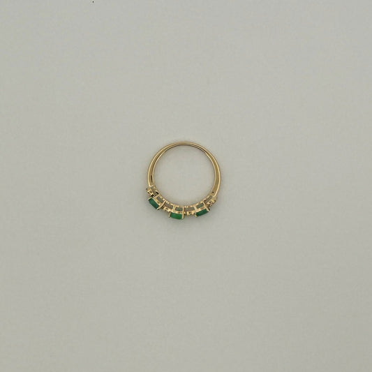 Anillo medio cintillo en oro amarillo 10K con esmeralda corte pera y diamantes 0.10ctw