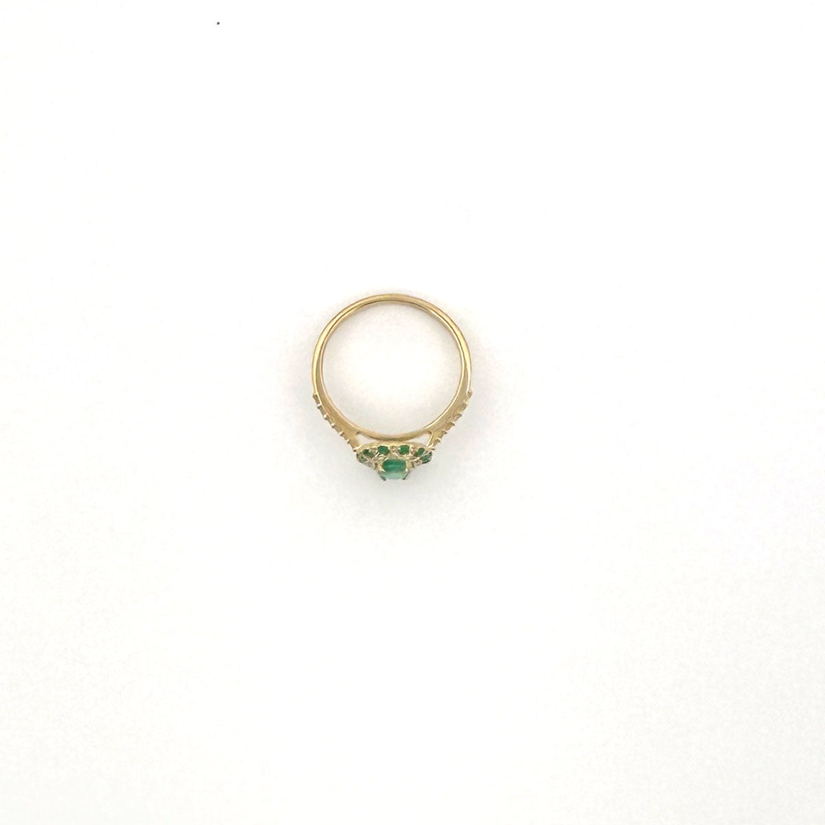 Anillo en oro amarillo 10K con esmeralda ovalada y doble halo de diamantes 0.40ctw y esmeraldas