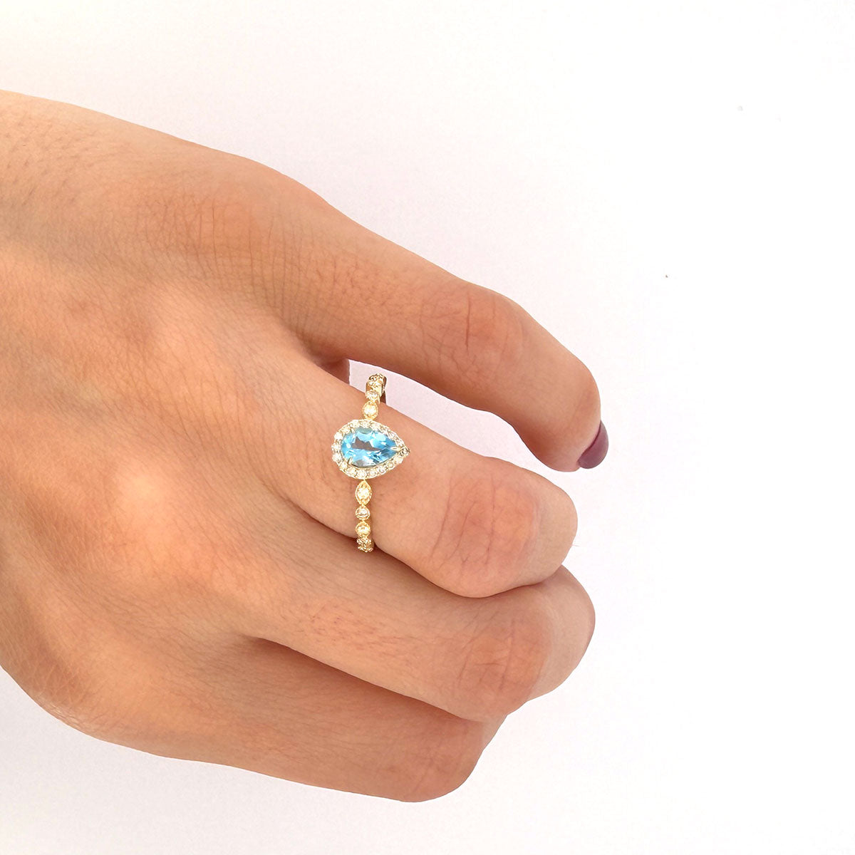 Anillo en oro amarillo 10K con topacio corte pera y diamantes 0.20ctw