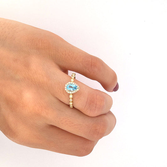 Anillo en oro amarillo 10K con topacio corte pera y diamantes 0.20ctw