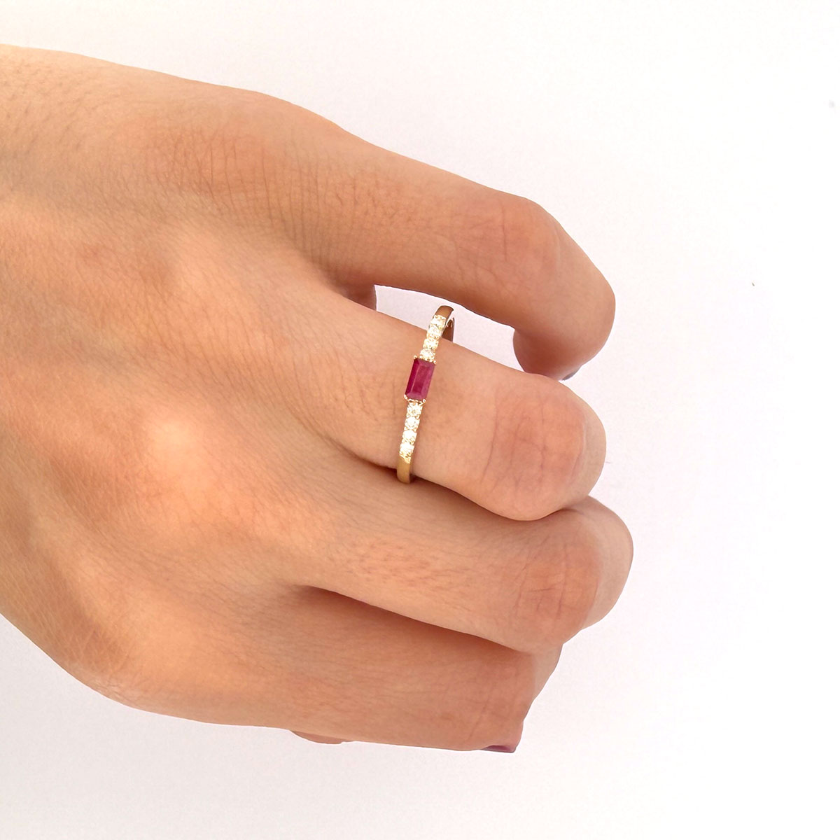 Anillo en oro amarillo 10K con rubí rectangular y diamantes 0.10ctw