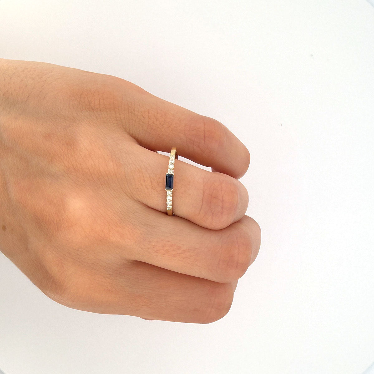 Anillo en oro amarillo 10K con zafiro rectangular y diamantes 0.10ctw