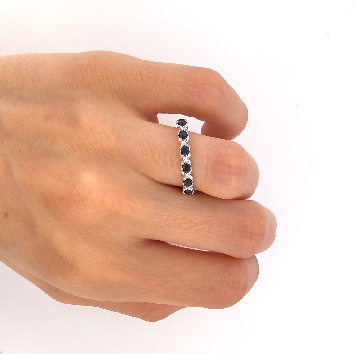 Anillo medio cintillo en oro blanco 10K con zafiros y diamantes en x