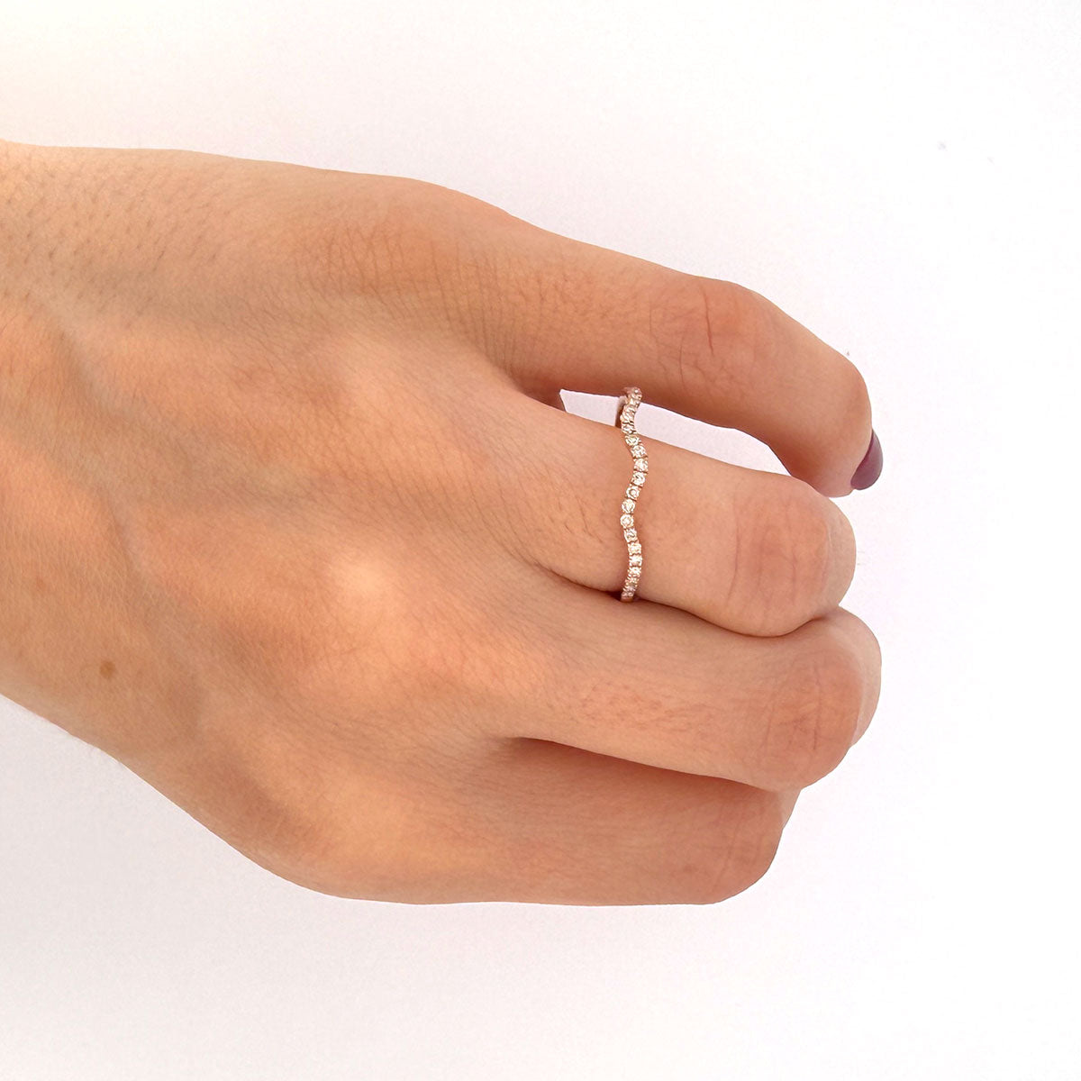 Anillo medio cintillo de curvas en oro rosa 10K con diamantes 0.20ctw