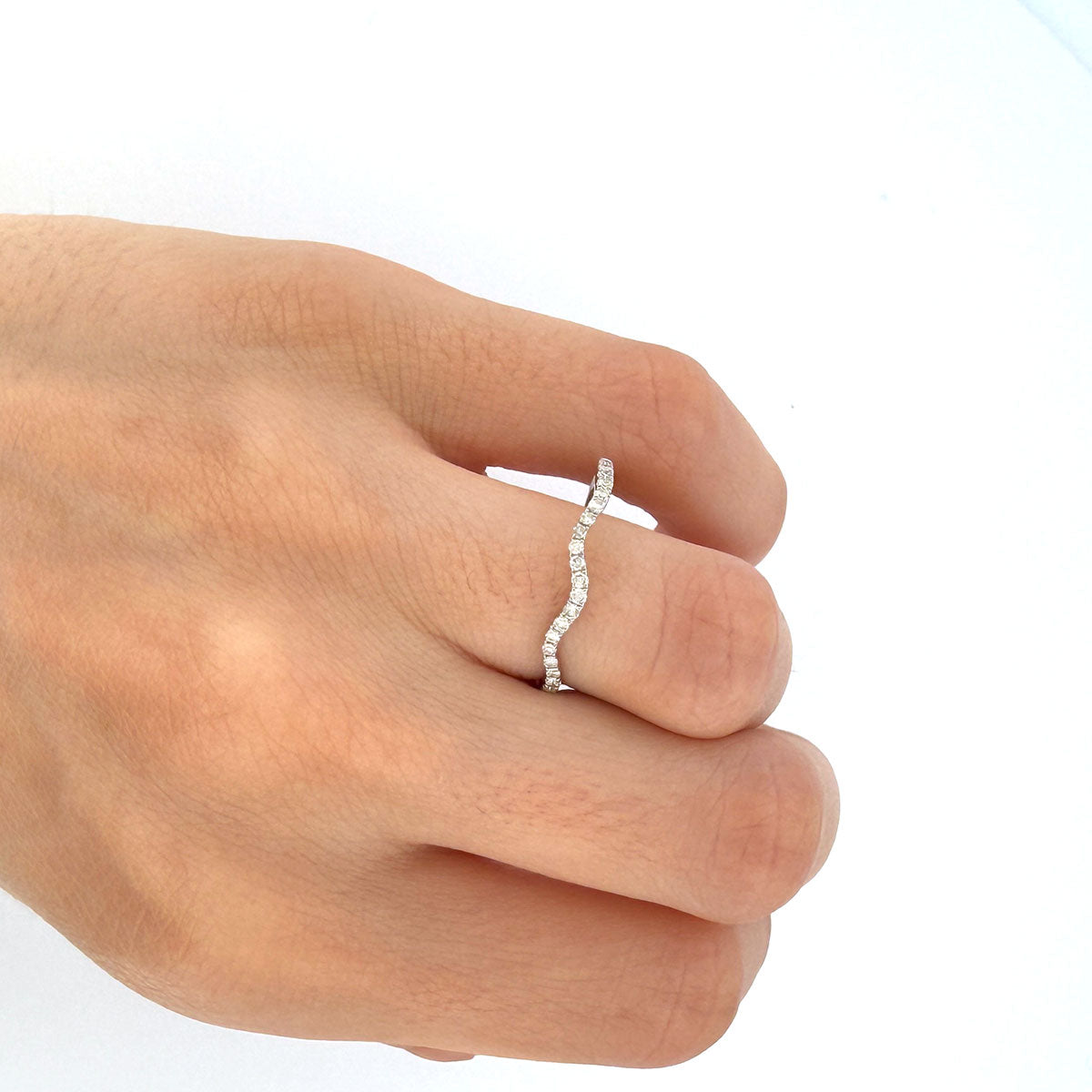 Anillo medio cintillo de curvas en oro blanco 10K con Diamantes 0.20ctw