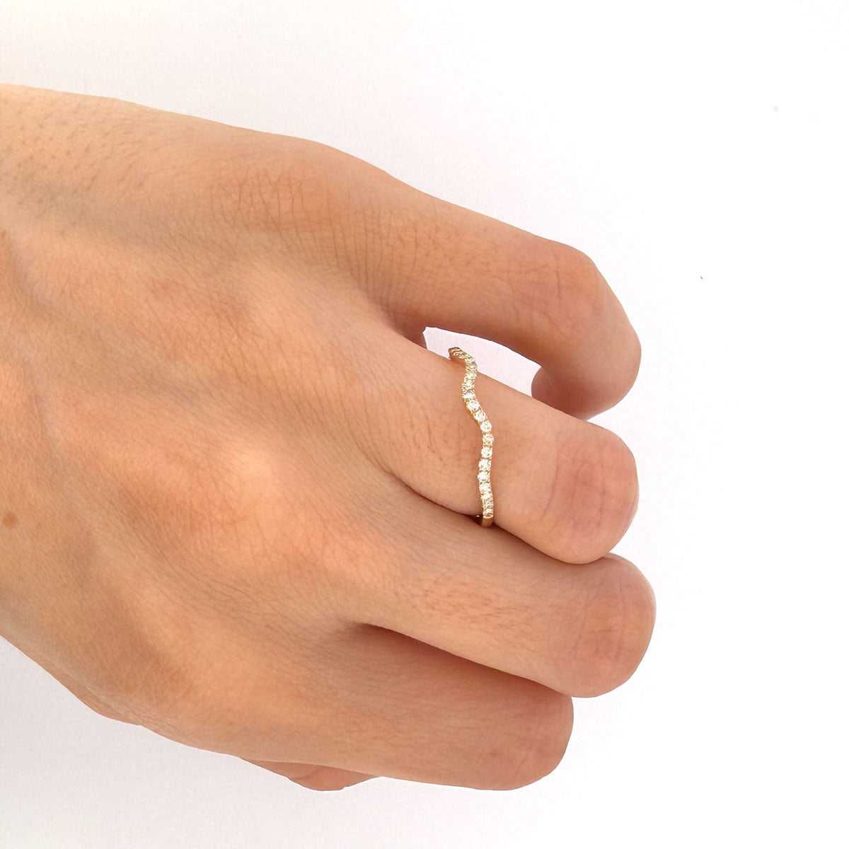 Anillo medio cintillo de curvas en oro amarillo 10K con diamantes 0.20ctw