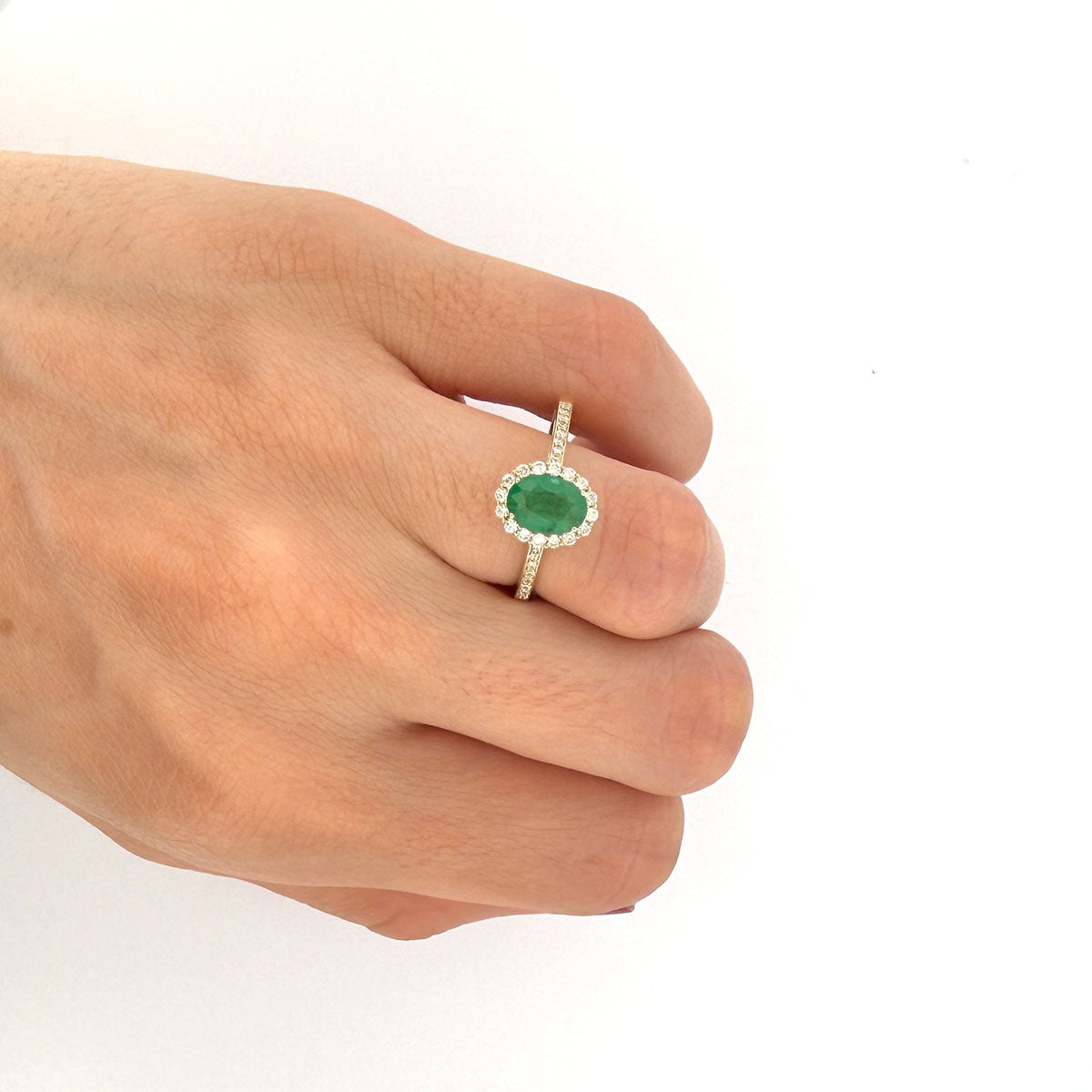 Anillo amarillo 10K con esmeralda ovalada y halo de diamantes 0.25ctw