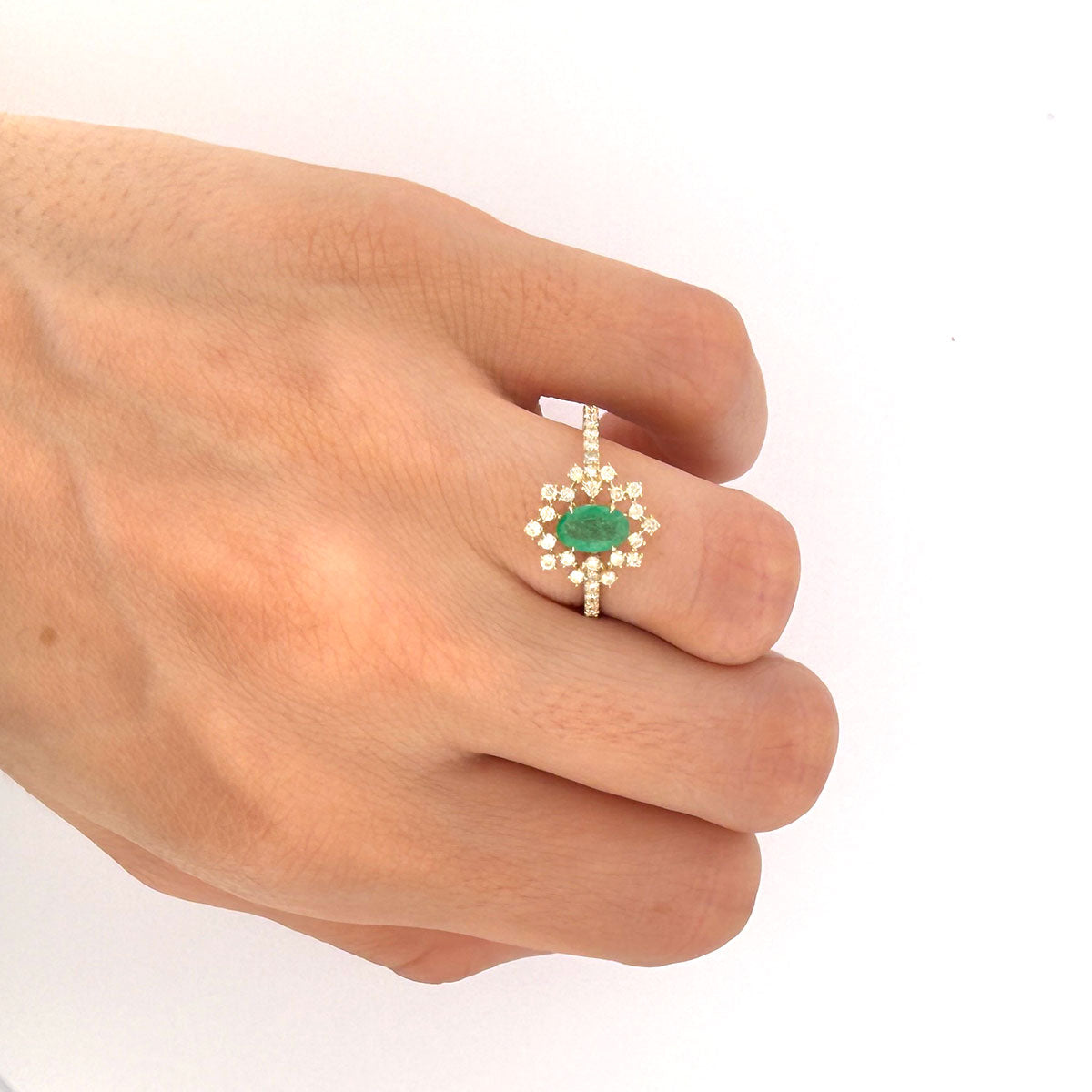 Anillo en oro amarillo 10K con esmeralda ovalada y diamantes 0.40ctw