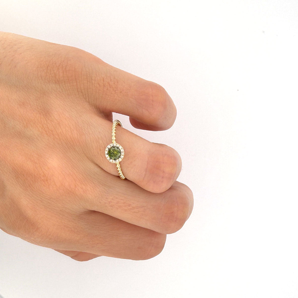 Anillo en oro amarillo 10K entorchado con diamante verde y halo de diamantes blancos 0.35ctw