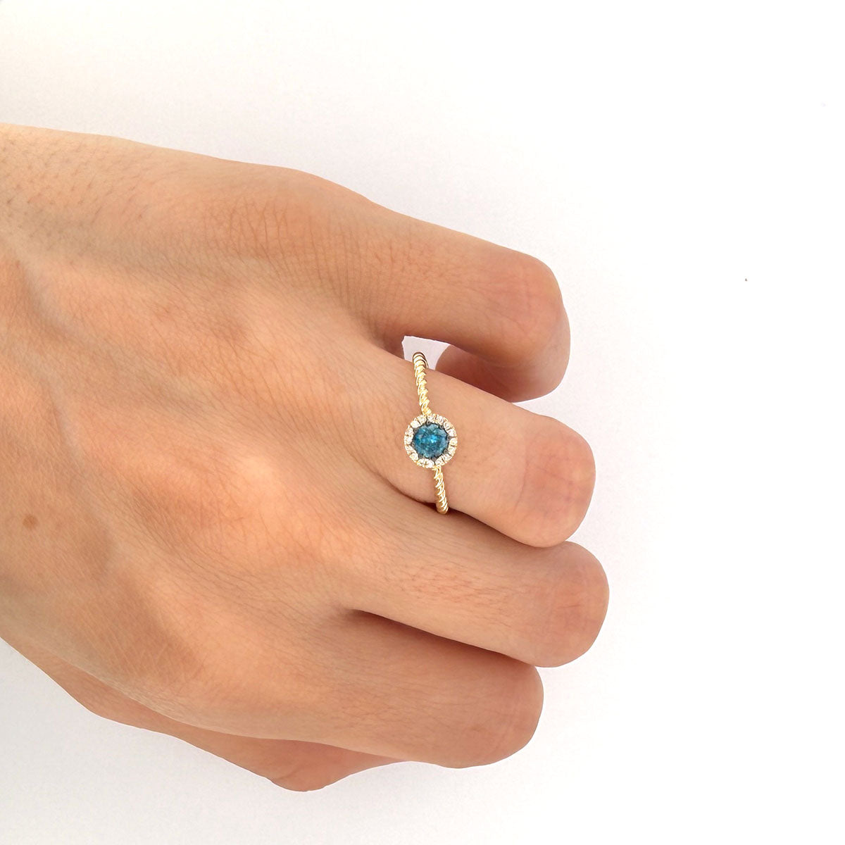 Anillo en oro amarillo 10K entorchado con diamante azul y halo de diamantes blancos 0.35ctw