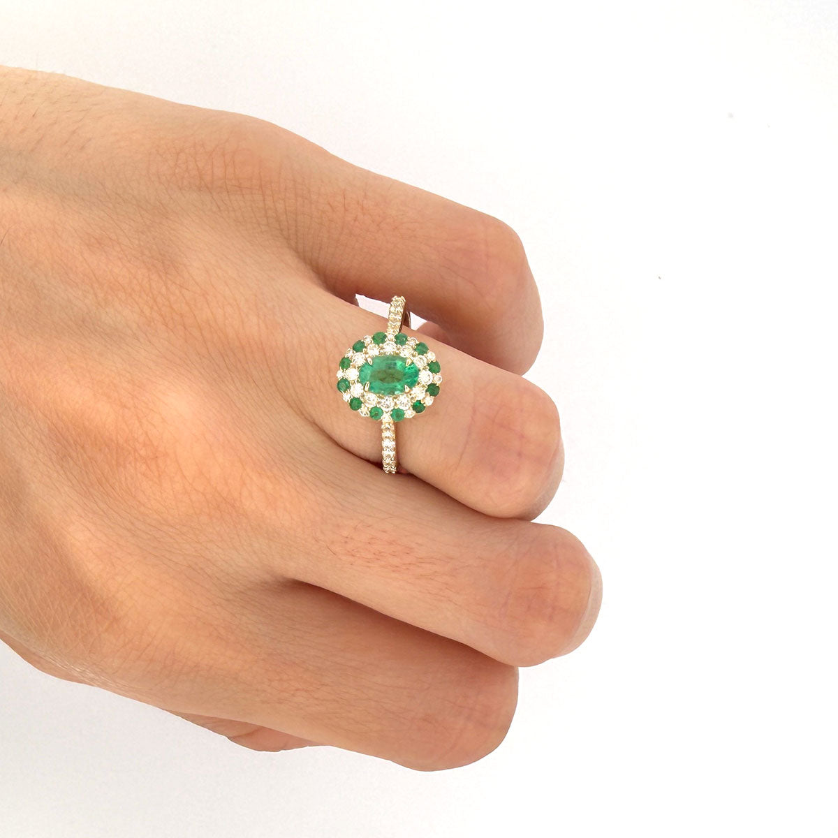 Anillo en oro amarillo 10K con esmeralda ovalada y doble halo de diamantes 0.40ctw y esmeraldas