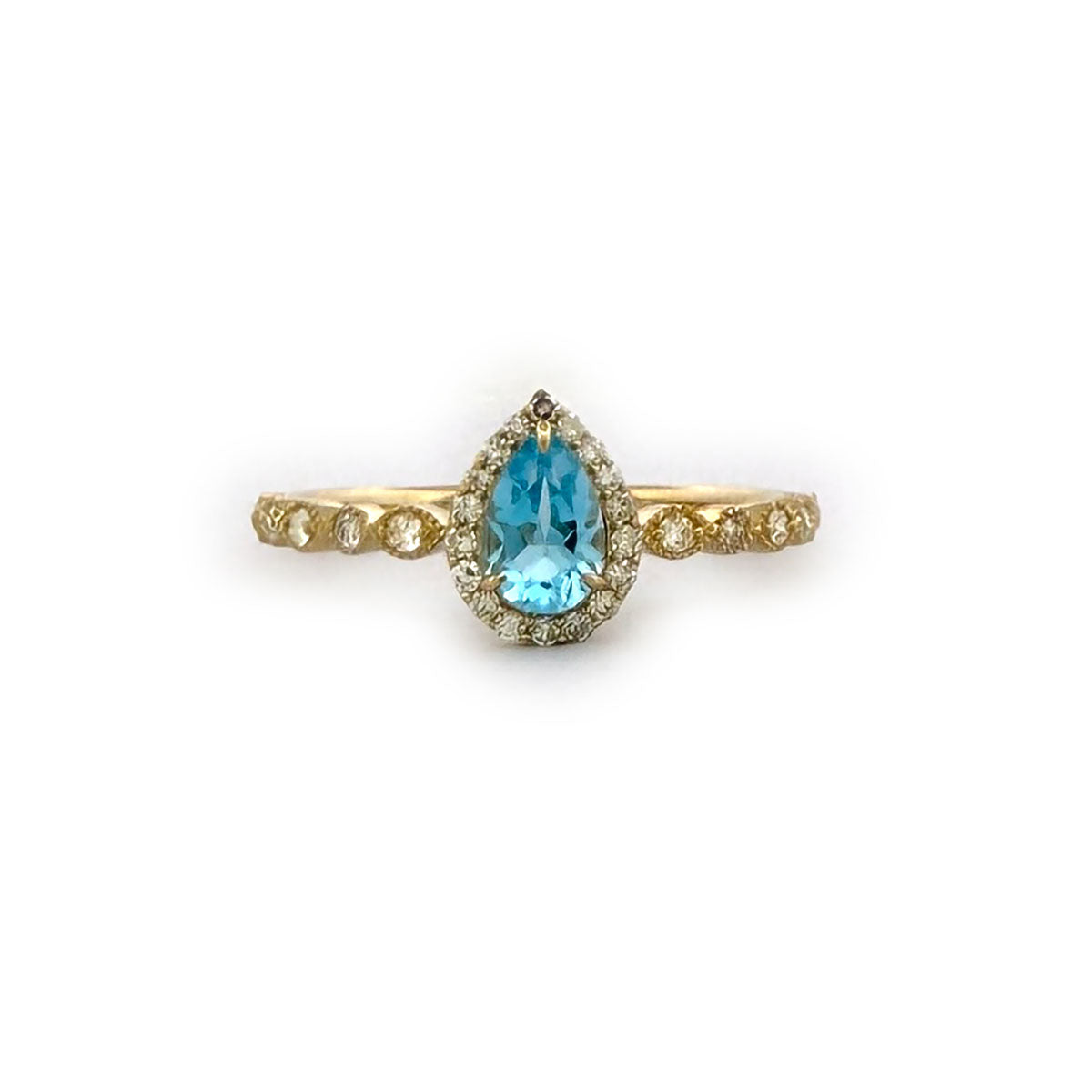Anillo en oro amarillo 10K con topacio corte pera y diamantes 0.20ctw