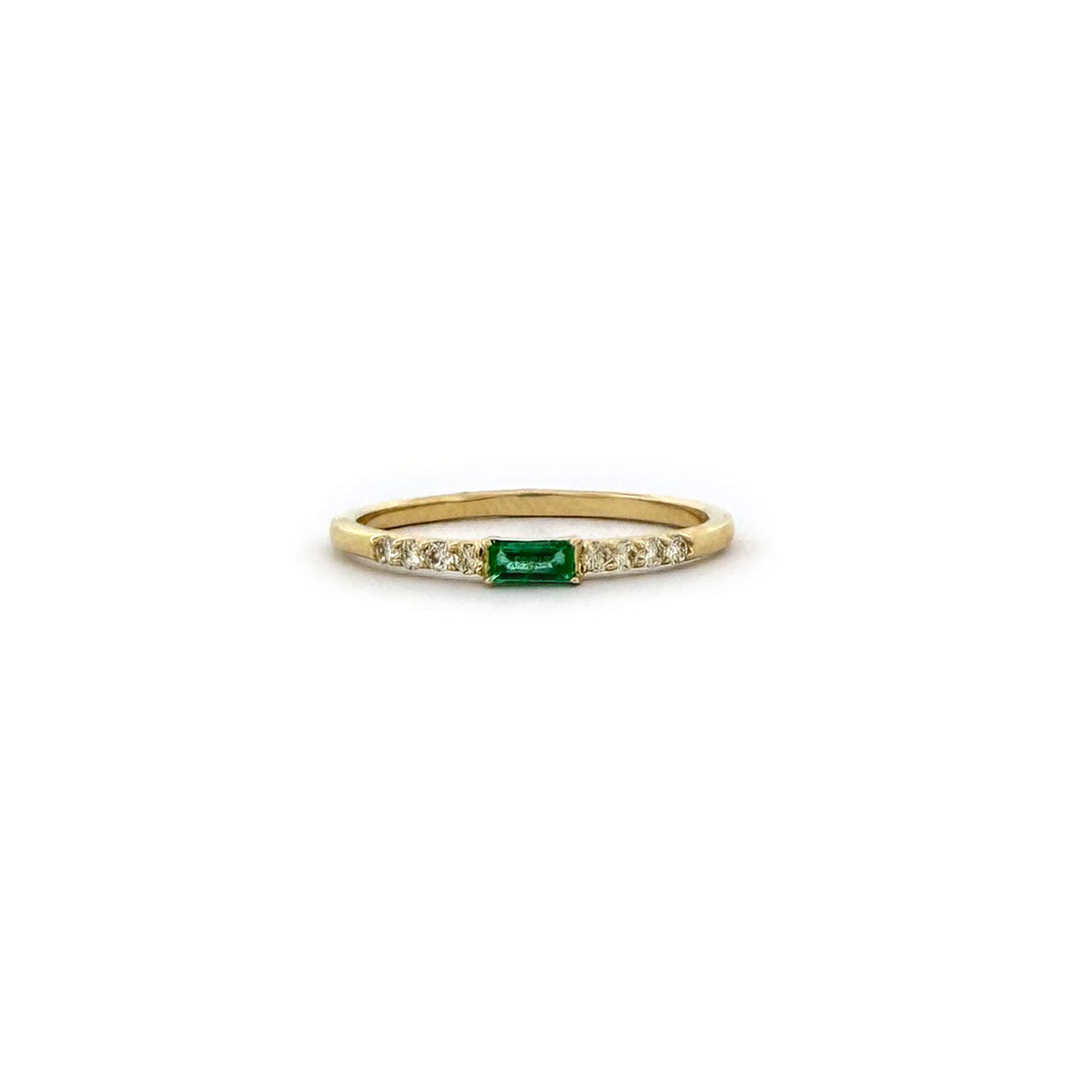 Anillo en oro amarillo 10K con esmeralda rectangular y diamantes 0.10ctw