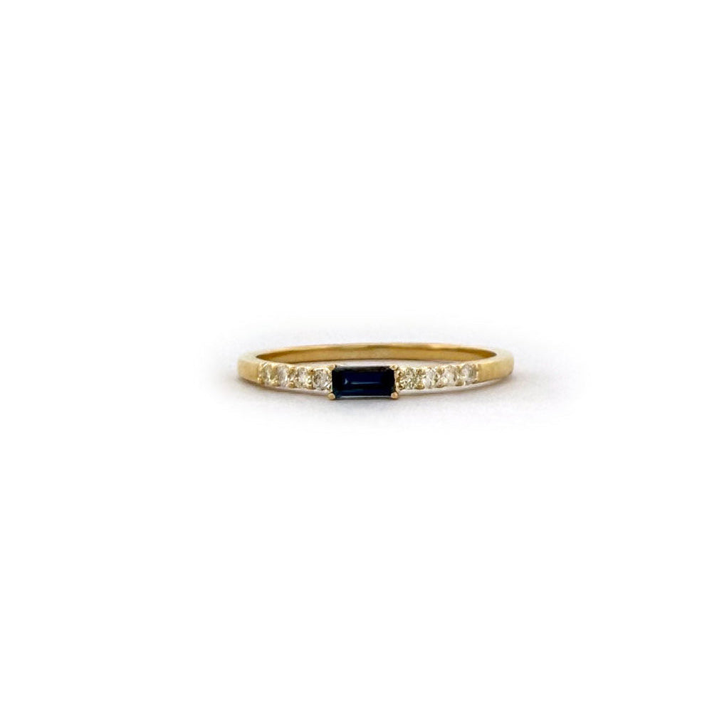 Anillo en oro amarillo 10K con zafiro rectangular y diamantes 0.10ctw