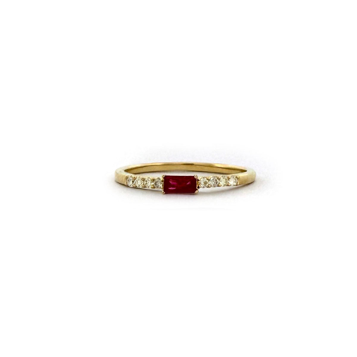 Anillo en oro amarillo 10K con rubí rectangular y diamantes 0.10ctw